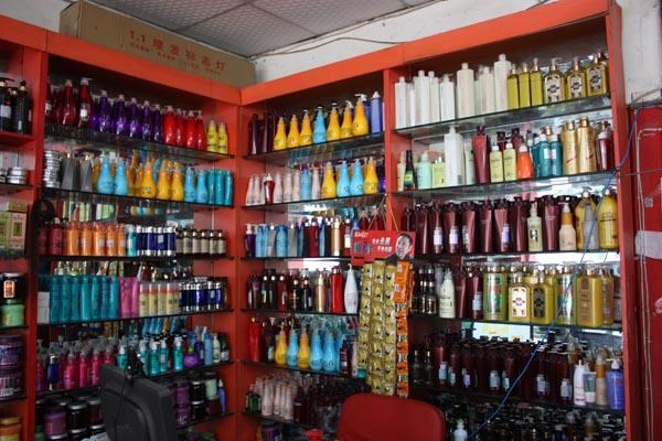 理发店的洗发水都是从哪来的，为什么超市买不到？看完知其猫腻