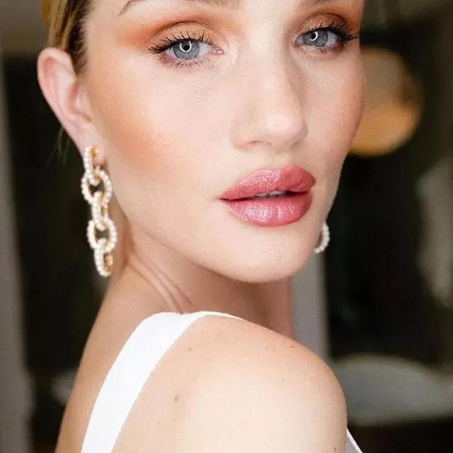 看一下明星的穿衣搭配,一起来看看明星的时尚搭配