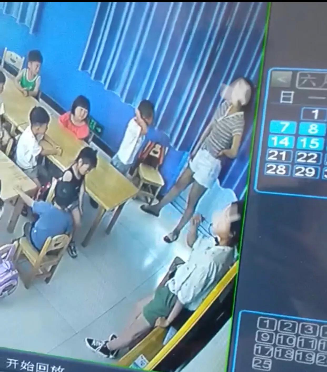 幼儿园老师踢到椅子,5岁男孩受惊吓摔倒后脑勺磕在椅子尖角,家长要求当地教育局每年检查一次,持续10年