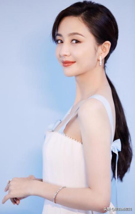 佟丽娅晒身材的方式绝了，一席“银灰色裙”，却是显瘦遮肉利器