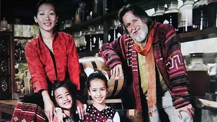 29岁不当记者，追随德国老公守护雨林，两女儿宛如天使，可不上学