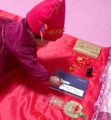 一岁宝宝抓周笑翻众人,宝宝抓周3次都是球