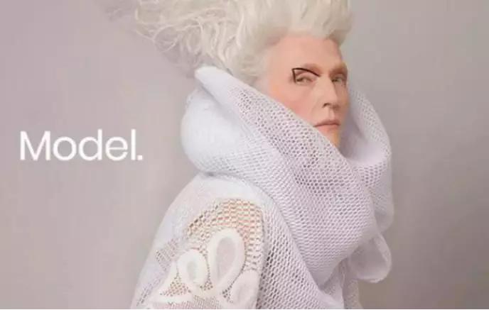 60岁拍裸照，惊艳T台，培养出身价200亿儿子：年龄从来不是问题