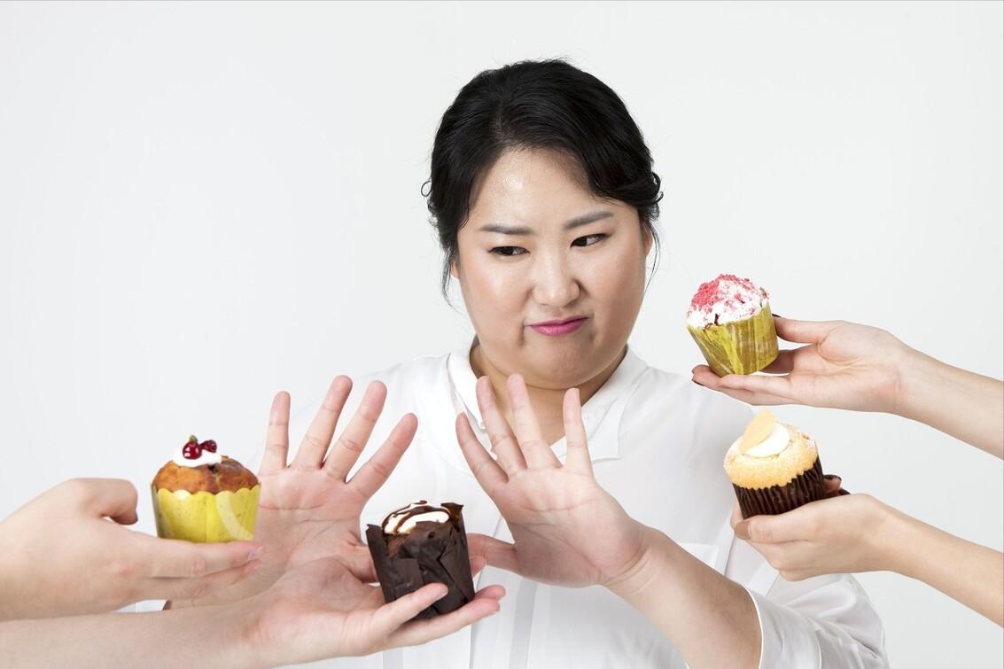 不吃晚饭科学饮食健康减肥,节食减肥快还是正常吃三餐减肥快