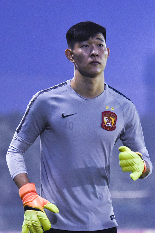 足协杯惊现门将换衣服改踢前锋！恐怕又要成为别国的爆笑足球了