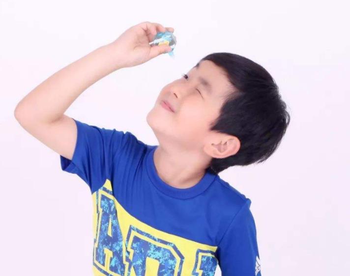 3岁娃错把502胶当成眼药水,2岁宝宝误把蚊香液放嘴巴怎么办