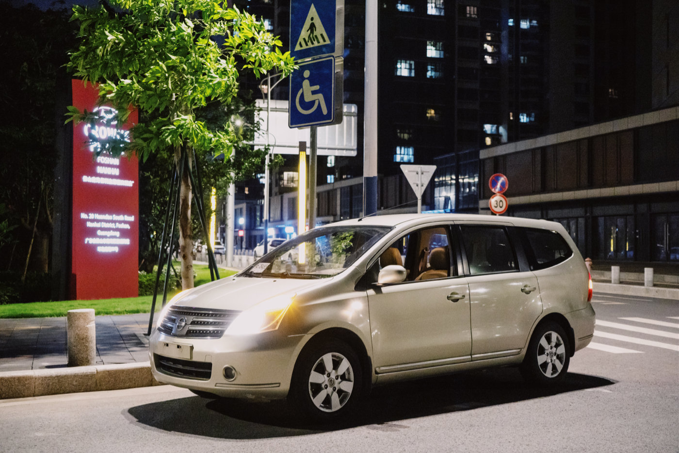 11年日产骏逸七座车,日产骏逸与骊威7座差别