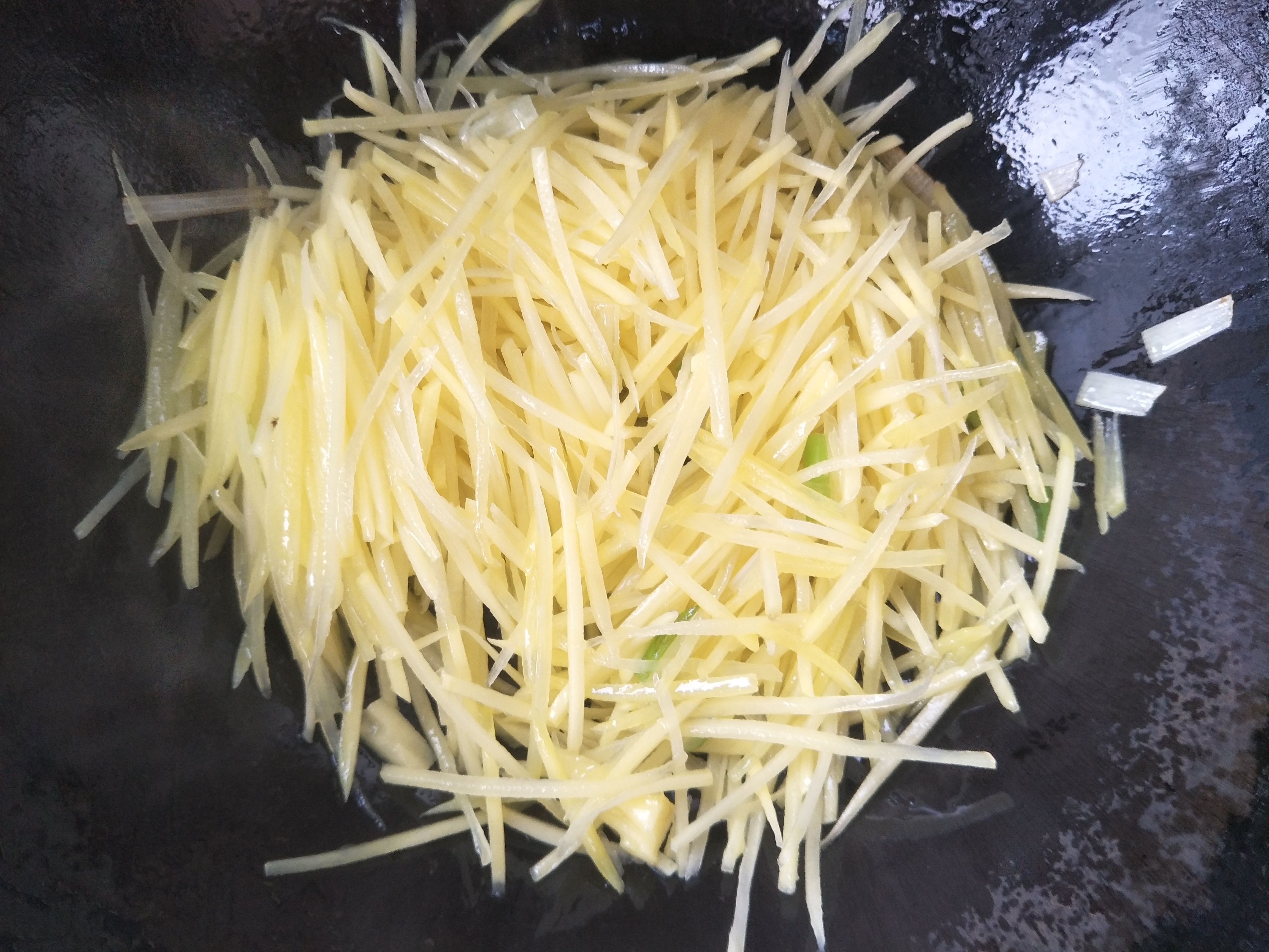 炒土豆丝为什么要放醋才脆,炒土豆丝怎么放盐