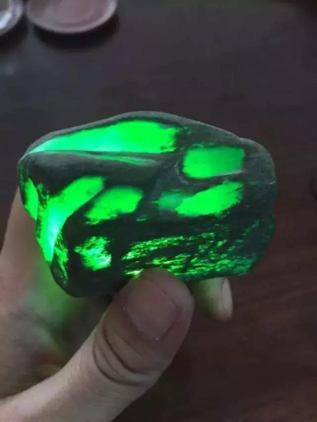 后江翡翠原石价格,几十块买的后江冰种翡翠原石