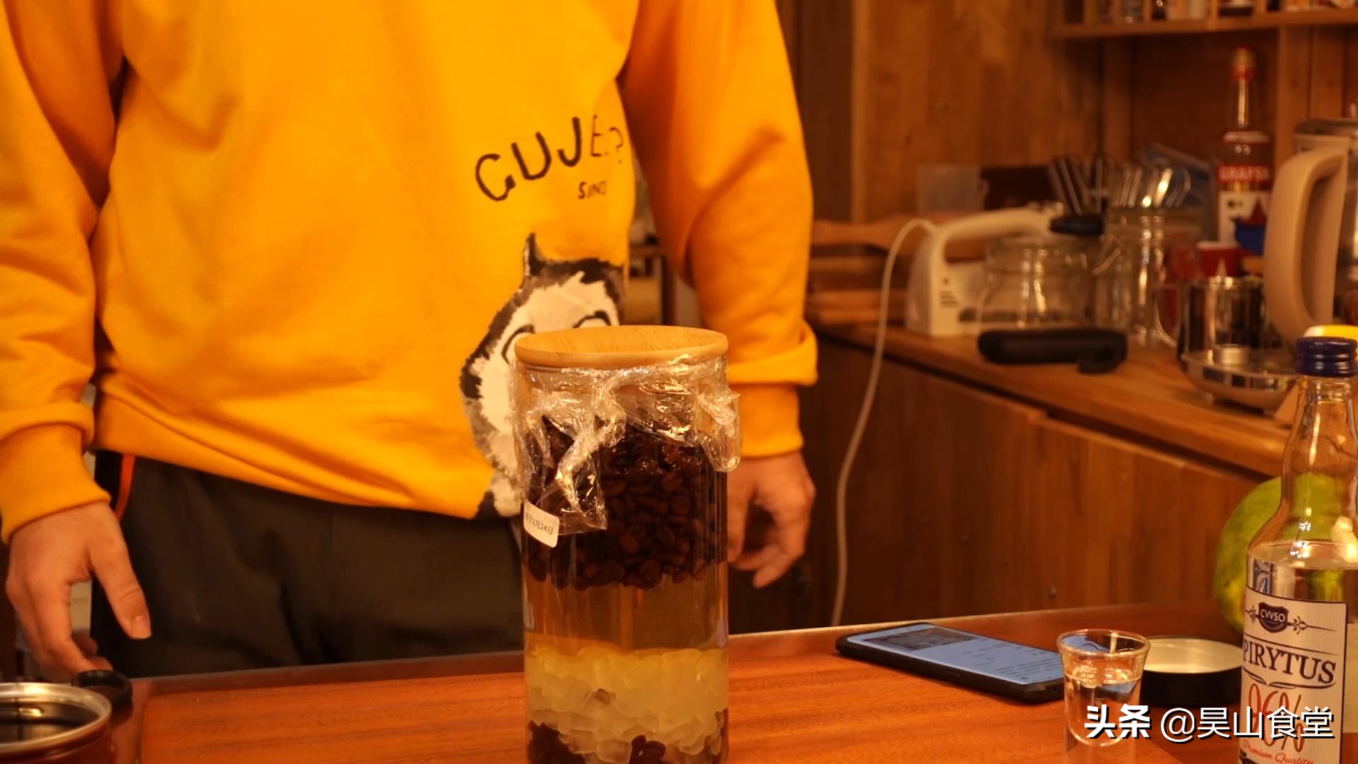 13秒教你制作一杯冰镇咖啡饮品,提拉米苏咖啡酒配方教程