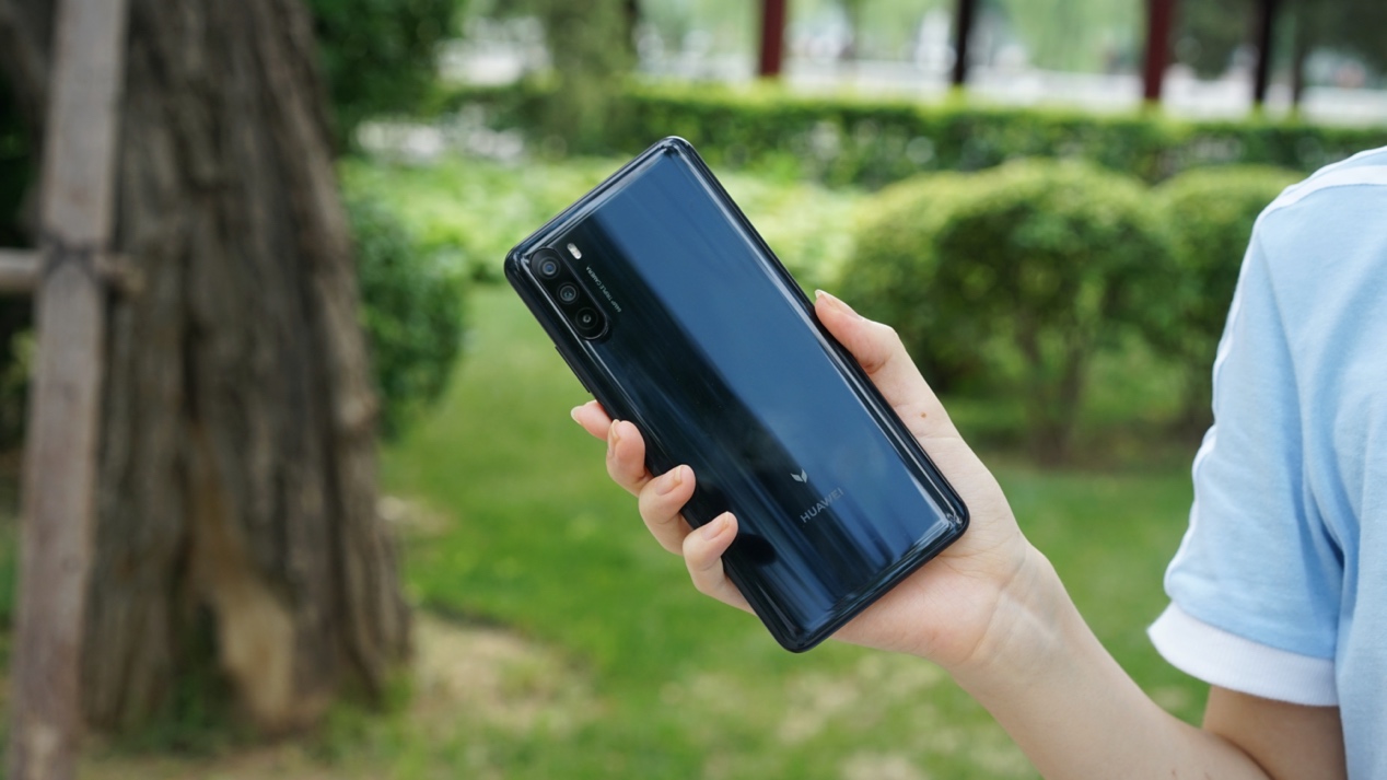 华为麦芒9上手：5G+6.8英寸+6400万高清摄影，后浪们的心头好