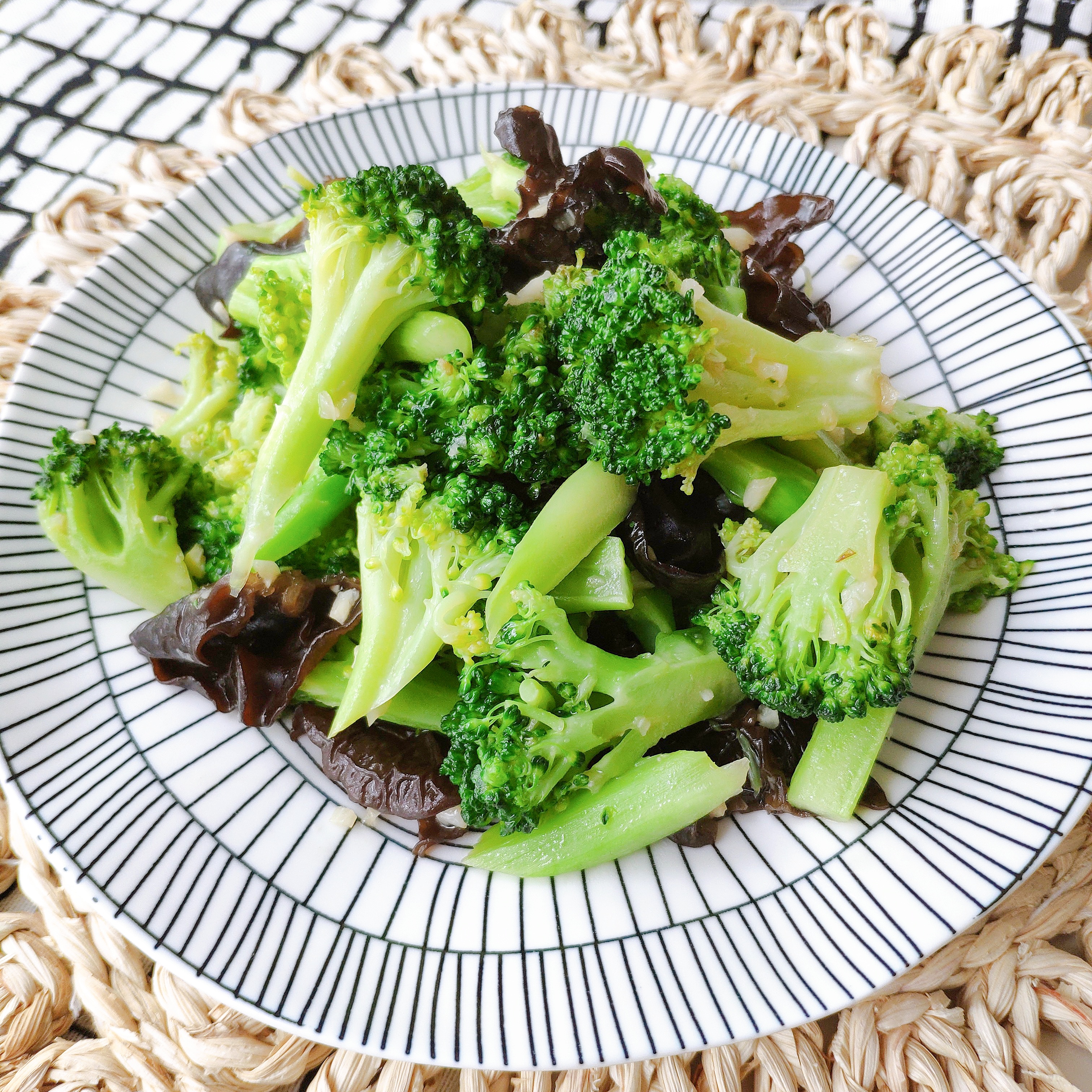 炒西兰花青翠不发黄，关键的1步不能省，清爽不油腻，多吃也不胖