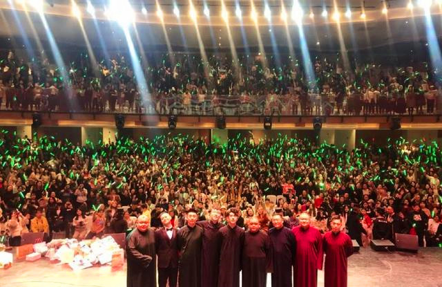 开眼了，能让女孩带着荧光棒听相声的只有他了，为啥这么火？