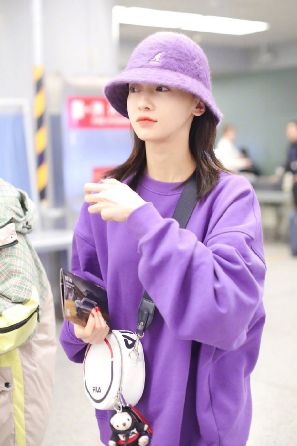 吴谨言橙色包,吴谨言短款卫衣搭配