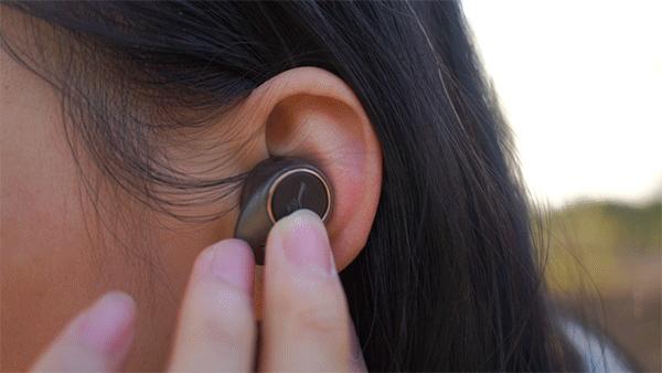 一个耳机盒有两种耳机,一个耳机盒