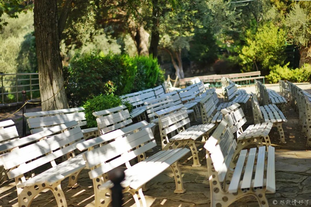 据说塞尔丘克的山坡上的许愿墙很灵验,好多土耳其人来此许愿