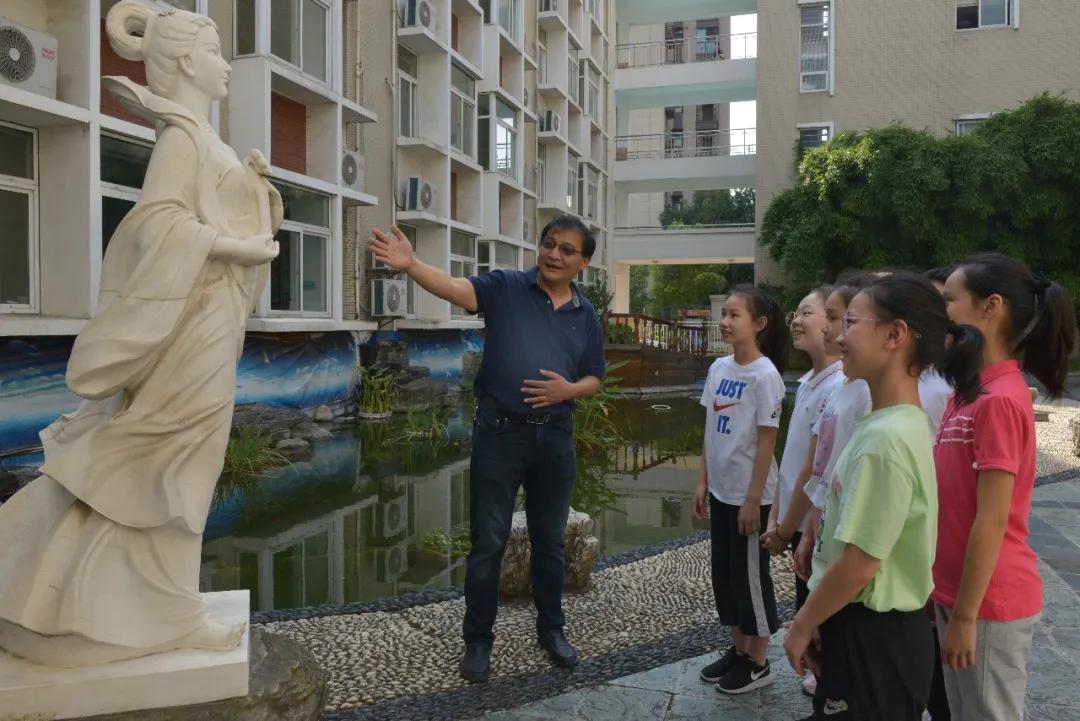 爱岗敬业无私奉献教师,爱岗敬业的教师典范