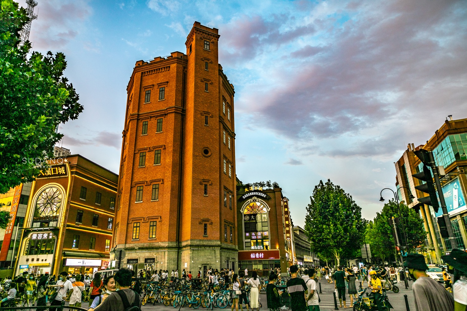 武汉绿地中心,本将是中国第一摩天大楼,网友却赐名“平头哥”