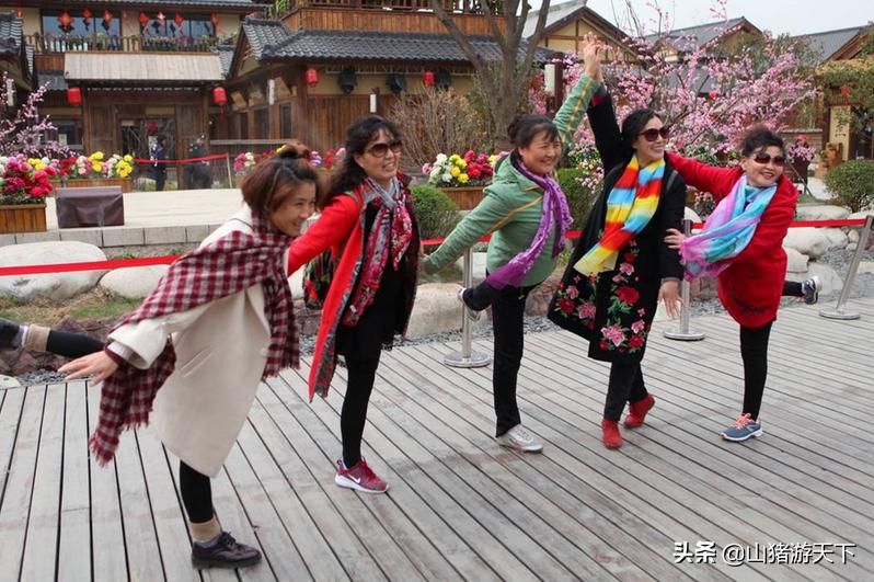 中国大妈为什么有丝巾,为什么大妈出去旅游都要戴丝巾