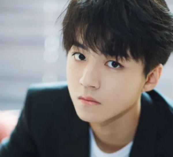 明星是如何被星探发现的,吴奇隆摆地摊被星探发掘