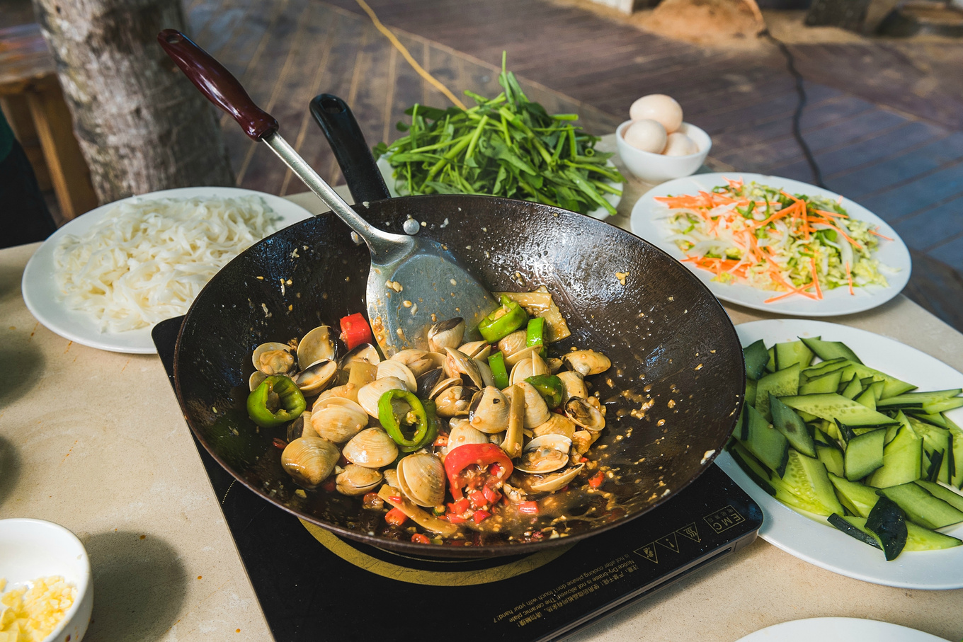 你在南方瑟瑟发抖，我在这里遛娃、看猴、赶海····