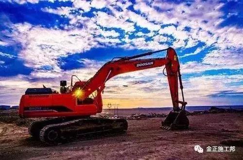 挖机不冒黑烟但是憋车什么原因,挖机行走憋车啥原因