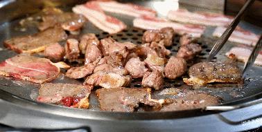 人山人海来吃肉,大哥小弟都说香