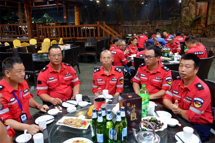 嵩县跨湖桥神鹰救援,洛阳神鹰救援队奔赴地震灾区