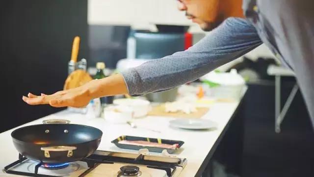 上海夫妻打工20年买了一套房子,80后小夫妻300万买下日本一栋楼