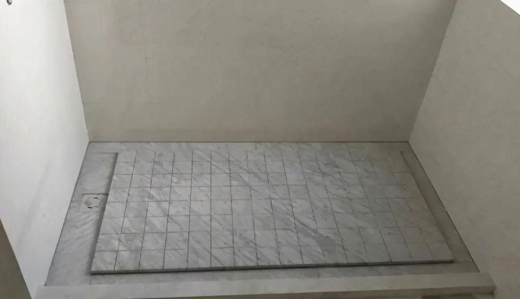 卫生间下水管道如何贴瓷砖视频,卫生间地面贴防滑瓷砖