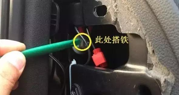 奥迪a6lc6保险盒示意图,奥迪a6lc72.0t前保险盒