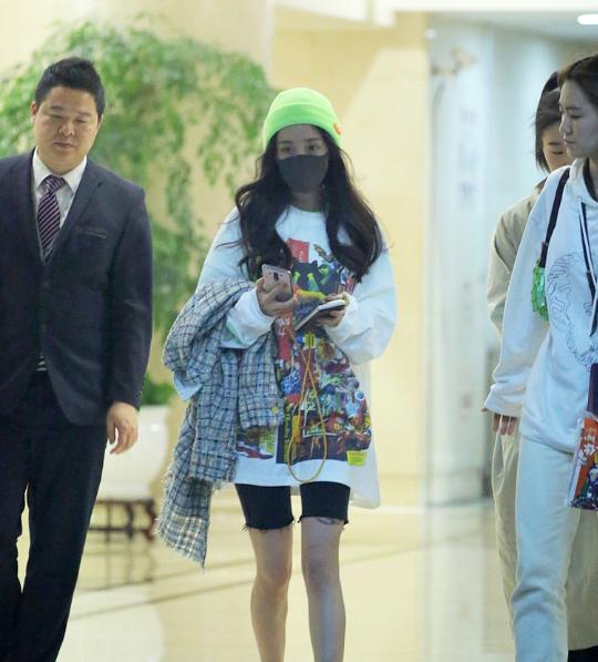 女明星过冬:杨幂穿短裤,郑爽穿短袖,只有她裹得像个“老干部”