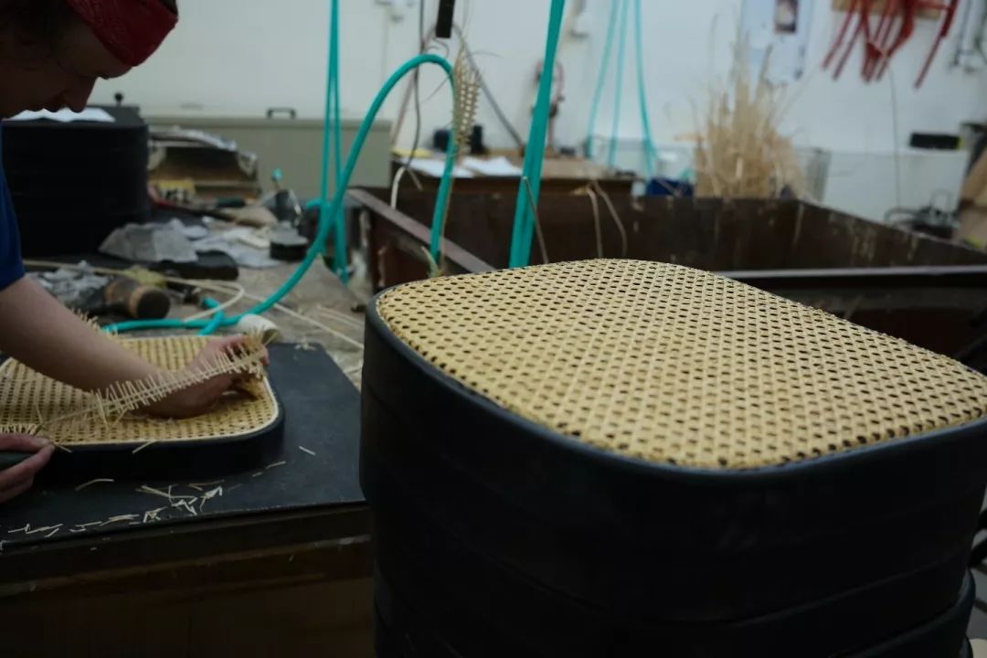 探访TON工厂看经典椅子背后的故事|疯狂24h我们去捷克干了啥?