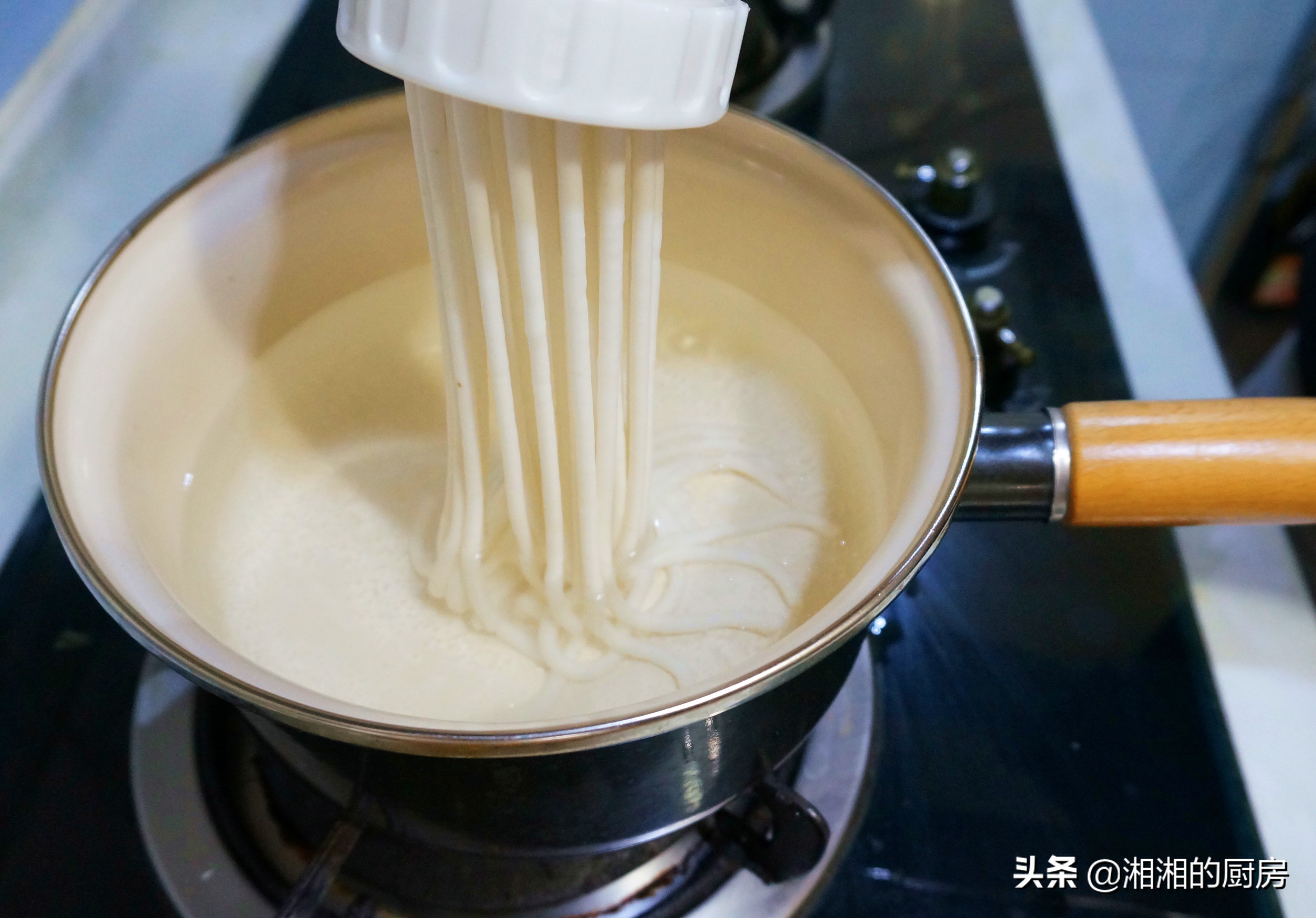 大米粉自己做米线的方法,在家自制米线这样做滑爽麻辣