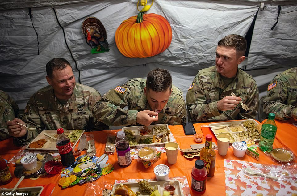 美军感恩节丰盛的火鸡晚餐,美国军队感恩节火鸡大餐