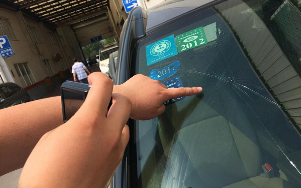 路上汽车被剐蹭肇事者跑了怎么办,汽车被碰肇事跑了咋办