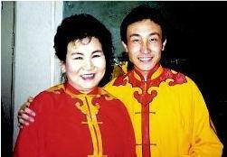 连登春晚24年现状,连登春晚8年走红后却回归家庭