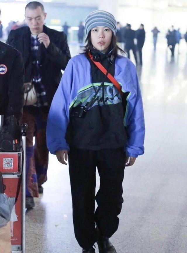 周迅窦靖童同框亲密互动合集,44岁周迅背米奇包