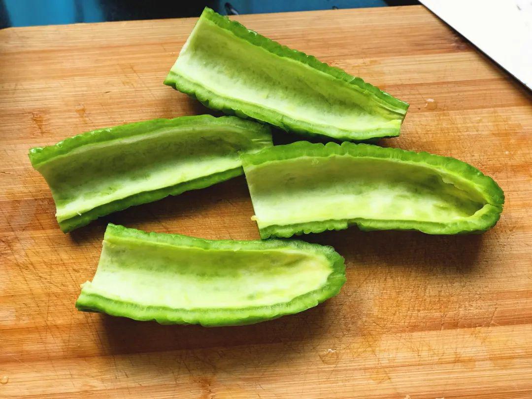 炒出来的苦瓜总是很苦?教你1招,去掉苦源,苦瓜一点也不苦