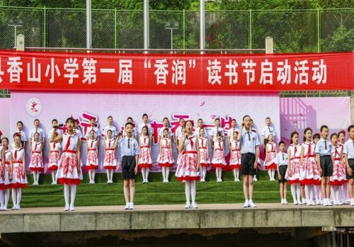 漫步在校园的操场上,漫步在校园小路上