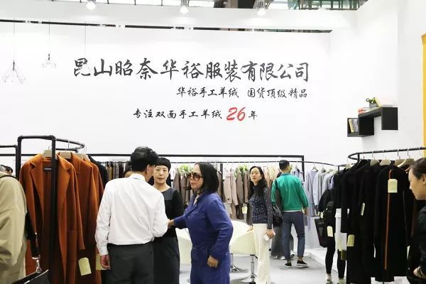 这家服企是博柏利、阿玛尼等大牌的核心供应商，日本人御寒首选他