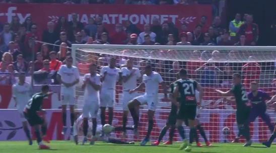 武磊单刀立柱横梁错失进球,武磊失误停球完整版