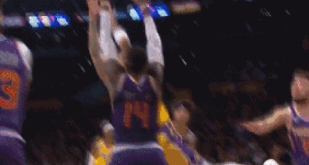 库兹马手滑进球,库兹马罚球三不沾被库里嘲笑