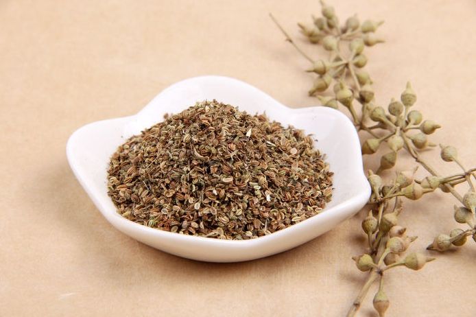 网友推荐的中药药酒，摇晃后真的很美，喝一口却不正常了