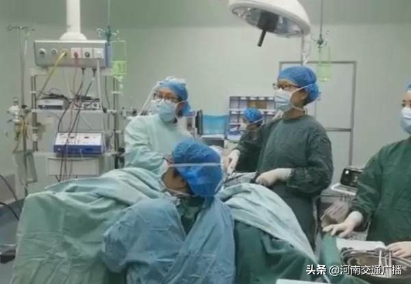 女子怀孕却发现肚子里是20斤肿瘤,怀孕女子肚子里全是蛇卵