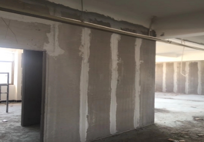 东墙大面积渗水,轻质隔墙板开裂是什么原因