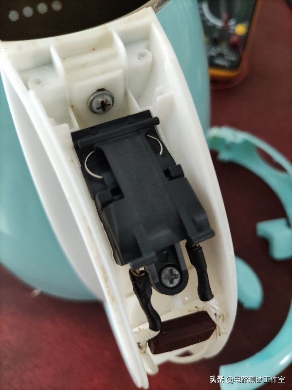 电热水壶通电后时断时亮修理方法,电热蒸汽发生器一直加水不断电