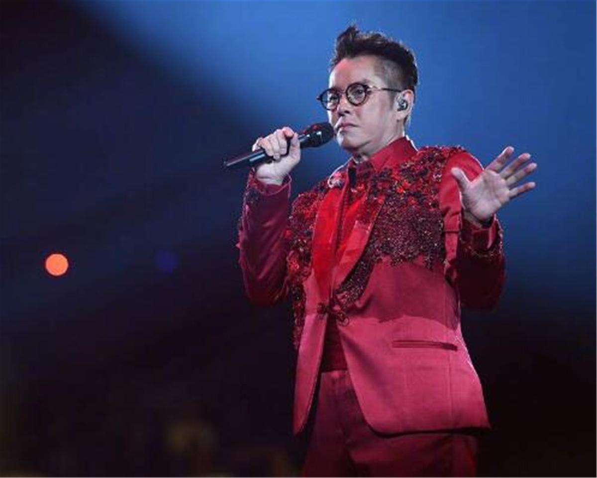 谭咏麟和他的妻子有儿子吗,谭咏麟的两位妻子及孩子