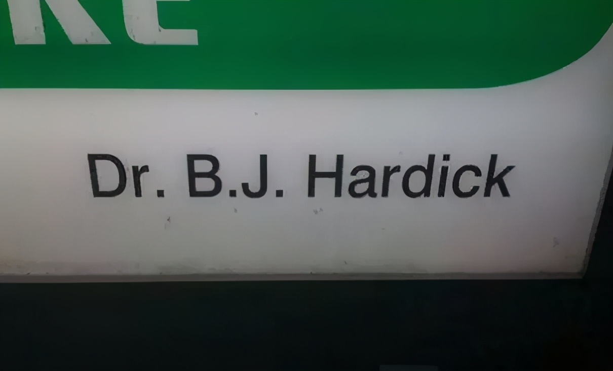 老外晒出自己的奇葩英文名，看完笑死我了