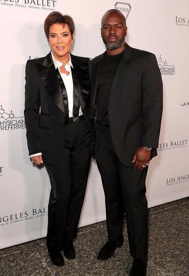 64岁卡戴珊妈妈也撒娇？和39岁黑人小男友在办公室亲吻，太甜了吧